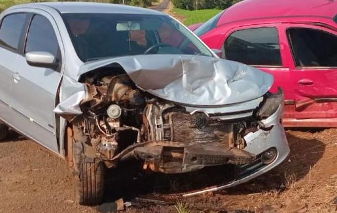 Colisão entre dois carros deixa feridos na PR-180, entre Campo Erê e Marmeleiro