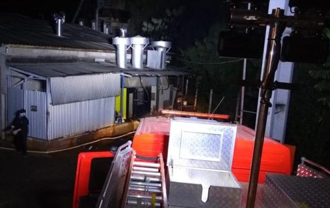 Bombeiros combatem incêndio em fábrica de móveis