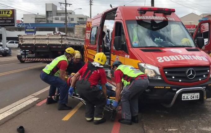 Vídeo: Motociclista e pedestre sofrem ferimentos em atropelamento