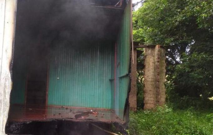 Incêndio em casa desocupada mobiliza bombeiros