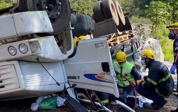 Tombamento de caminhão deixa condutor ferido na BR-282 entre SMOeste e Maravilha
