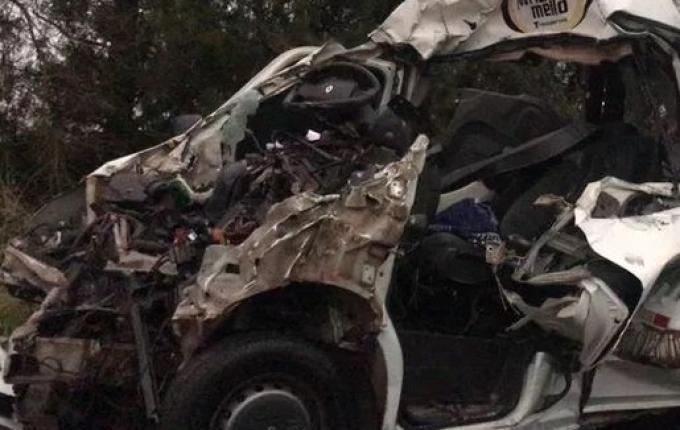 Acidente com van e caminhão mata sete pessoas e deixa três feridos no Paraná