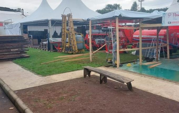 Expositores trabalham na instalação de estandes para a 15ª Efacitus