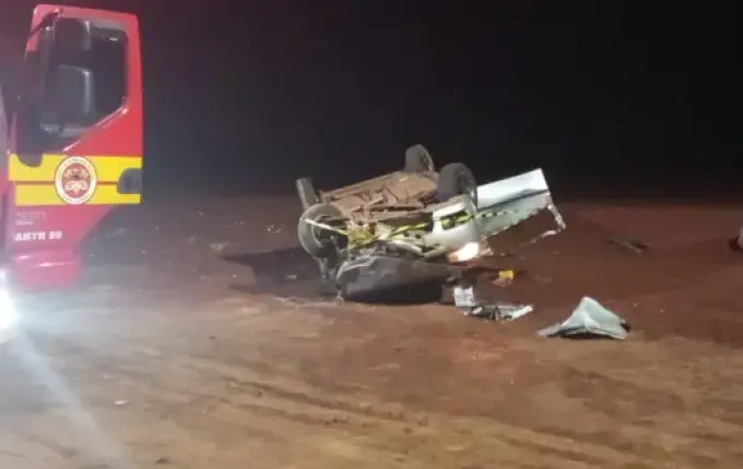 Motorista fica preso em veículo após capotamento na BR-282