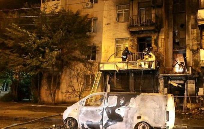 Ataques russos matam 5 na Ucrânia; drones ucranianos destroem 13 aviões na Rússia