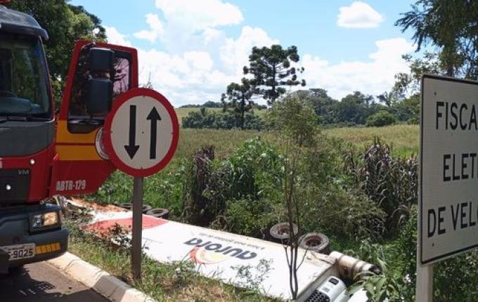 Caminhão sai da pista e tomba após colisão lateral na BR-282, em Pinhalzinho