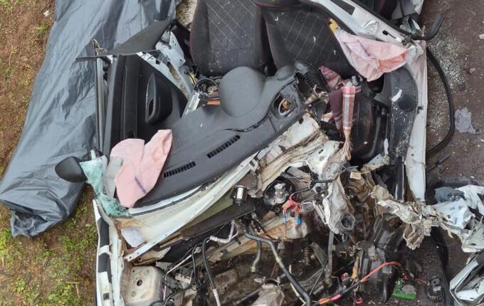 Colisão entre carro e caminhão deixa uma pessoa morta na BR-282