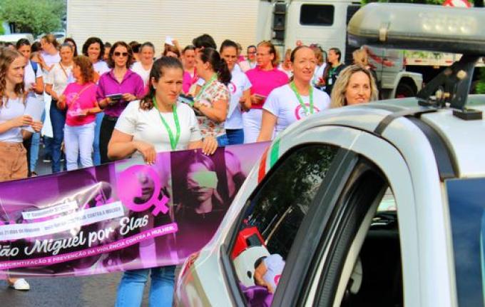 SMO: Caminhada alusiva ao fim da violência contra a mulher reúne cerca de 80 pessoas