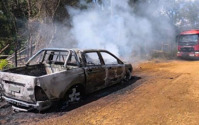 Carro é destruído pelo fogo em Campo Erê