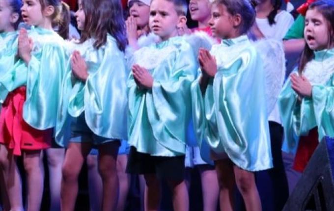 Entrega de cestinhas e brinquedos marca encerramento de festividades natalinas em Campo Erê