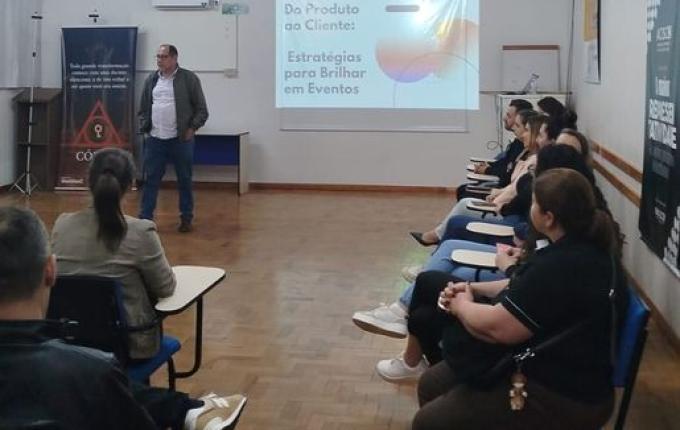Empresários de São José do Cedro participam de capacitação em marketing e vendas para a Expo Cedro