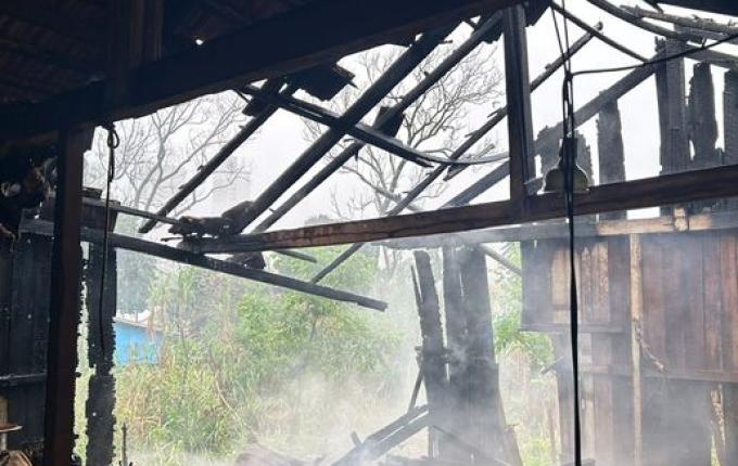 Incêndio atinge estábulo de madeira em São Miguel do Oeste