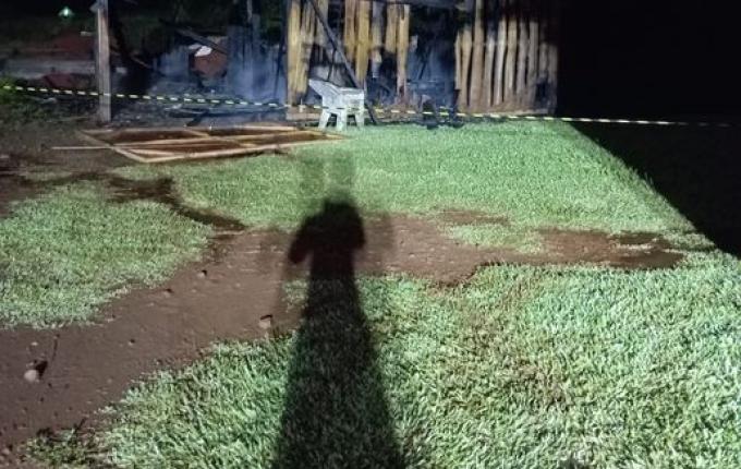 Fogo destrói garagem e área de festa em Campo Erê