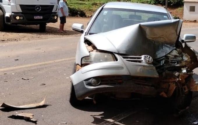 Colisão entre veículos deixa uma pessoa ferida na SC 163, em Itapiranga