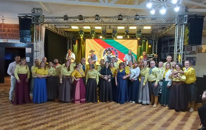 Baile dos Cavalarianos reúne grande público no CTG Porteira Aberta