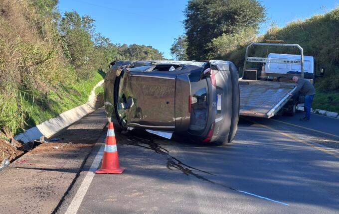 Três pessoas ficam feridas após saída de pista e capotamento na BR-163, entre SMO e Guaraciaba