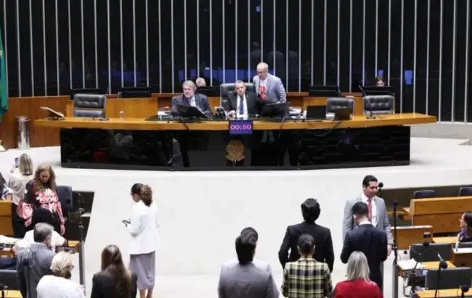 Câmara aprova fim da escala 6x1 e redução da jornada de trabalho para 40h semanais