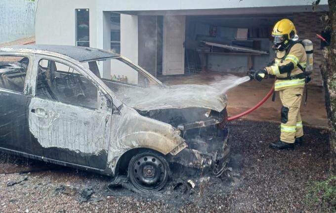 Incêndio atinge veículo estacionado na garagem de residência em São Miguel do Oeste