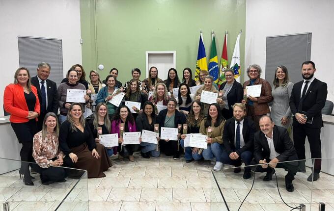 Câmara de Vereadores realiza sessão solene em homenagem aos profissionais da enfermagem em Campo Erê