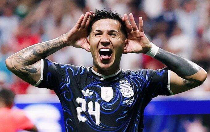 Argentina vence Inglaterra de virada e enfrenta Espanha na final da Copa do Mundo