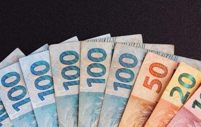 Mais de 170 mil servidores públicos receberão metade do 13º antecipado em SC