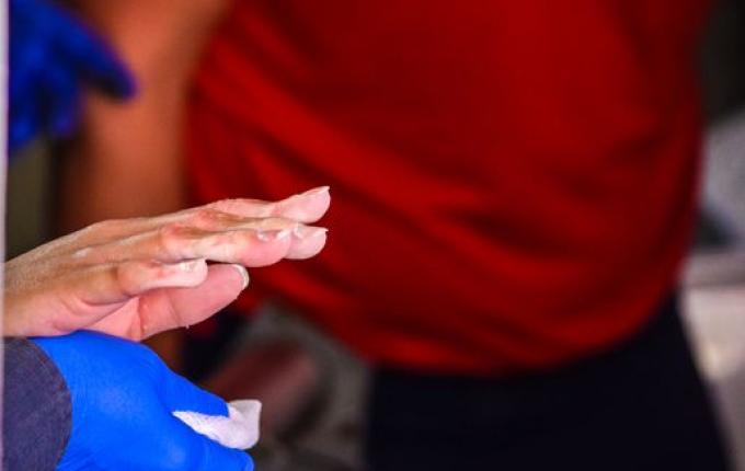 VÍDEO: Mulher tem dedos esmagados em cilindro de fazer pão