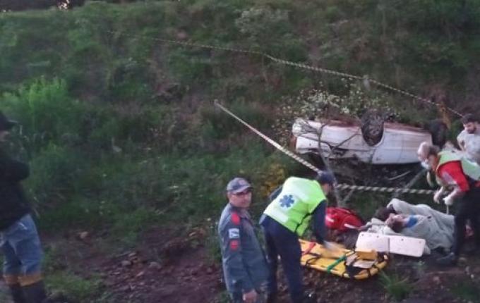 Cinco pessoas ficam feridas durante capotamento na SC-161
