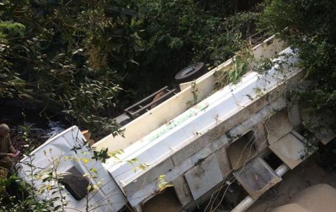 Caminhão cai dentro de rio em Quilombo e motorista fica ferido