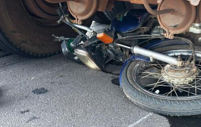 Acidente entre carreta e motocicleta deixa homem ferido em SMOeste