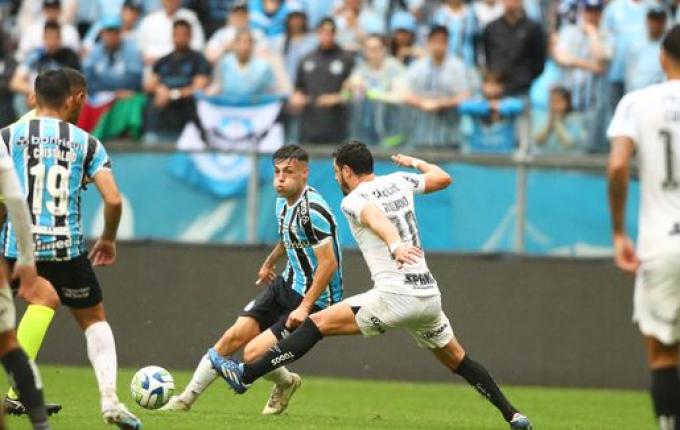 Mesmo com um a mais, Grêmio perde para o Corinthians na Arena
