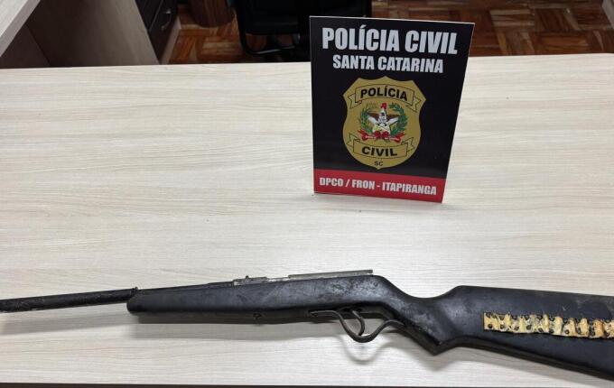 Polícia Civil apreende arma em investigação de tráfico de drogas em Itapiranga