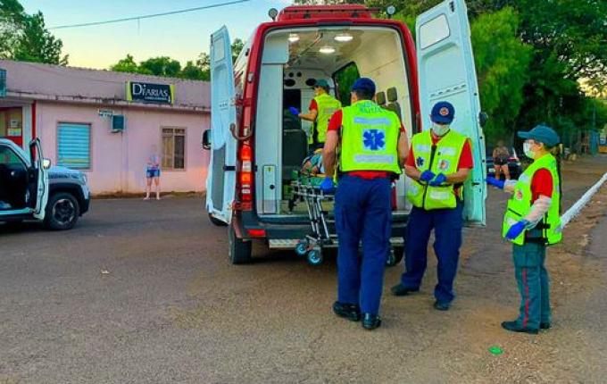 Homem causa confusão, ameaça frequentadores de bar e acaba agredido