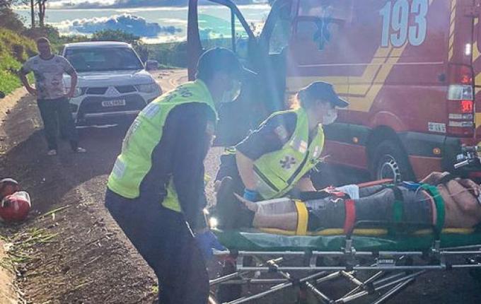 Motociclista sofre ferimentos graves em saída de pista entre SMOeste e Paraíso; Assista