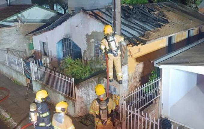 Incêndio destrói residência e deixa homem gravemente ferido em Xanxerê