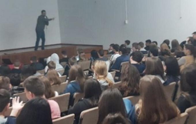 Pais e alunos participam de palestras sobre drogas em Mondaí