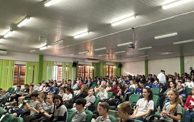 Tunápolis realiza palestra alusiva ao Combate de Uso de Drogas com estudantes
