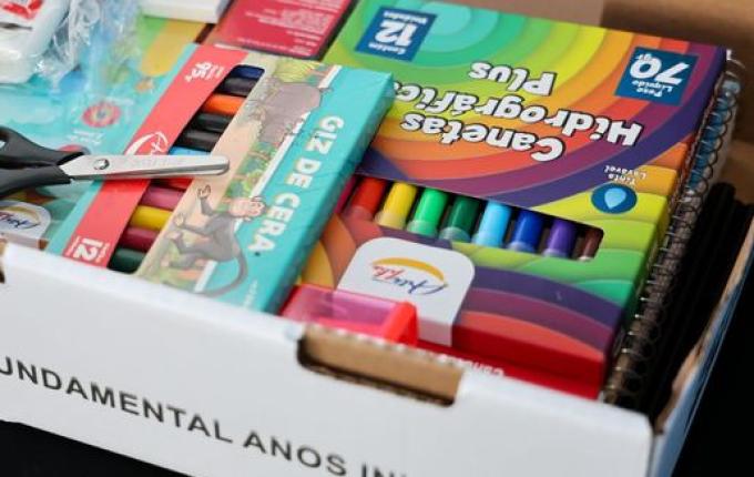 Todos os alunos da rede estadual de SC vão receber kit escolar personalizado a partir de 2026