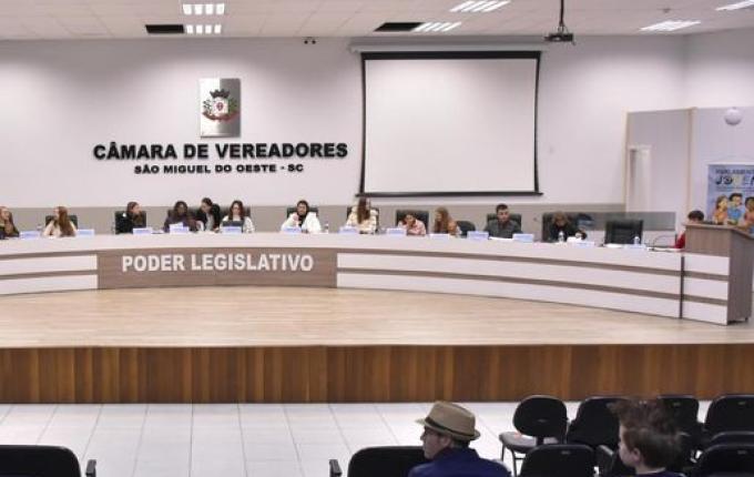 Com novas propostas, Parlamento Jovem dá início ao ano legislativo em São Miguel do Oeste