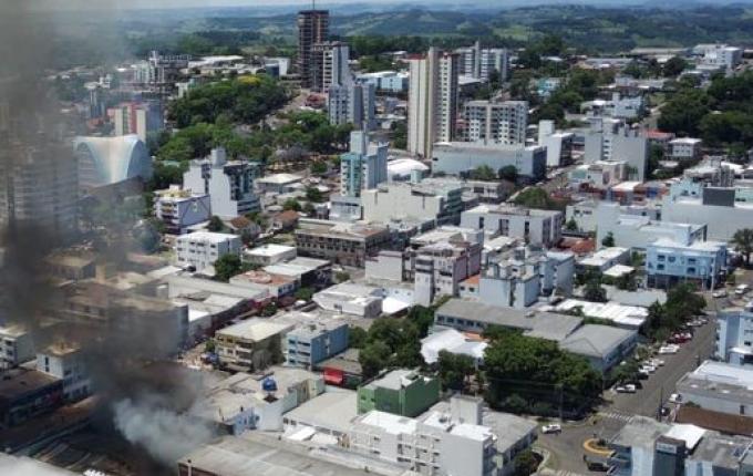 Imagens aéreas mostram destruição em mercado de SMOeste após incêndio