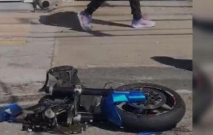 Acidente parte moto ao meio e mata homem em Blumenau; vídeo