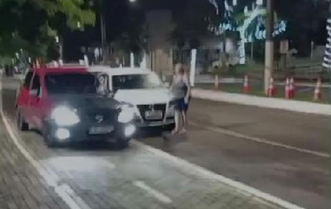 Polícia Civil apura caso de homem que subiu com carro em calçada em Itapiranga