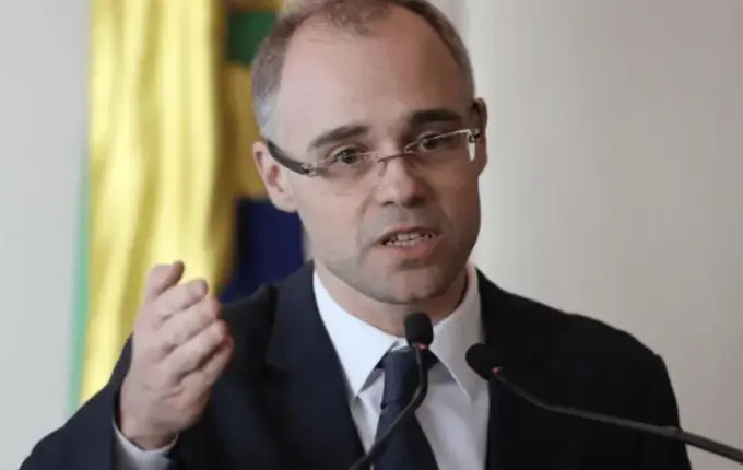 André Mendonça rejeita ação contra reajuste do Bolsa Família