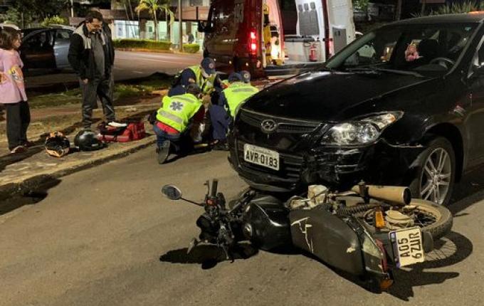 Colisão entre carro e moto deixa caroneiro de moto ferido em SMOeste