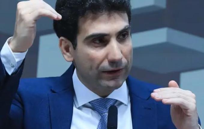 Banco Central eleva taxa de juros para 15%, maior patamar em quase 20 anos