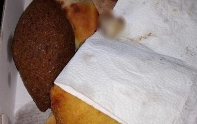 Cliente encontra dedo humano em esfiha e lanchonete é fechada