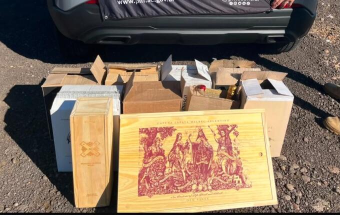 PM apreende veículo e 51 garrafas de vinho argentino por descaminho em Palma Sola