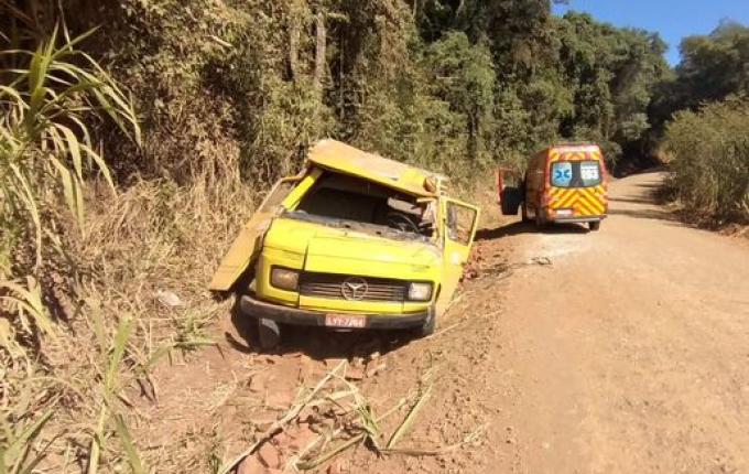 Duas pessoas ficam feridas em acidente de caminhão