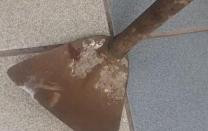 Homem é preso suspeito de acertar mãe na cabeça com golpe de enxada em SC