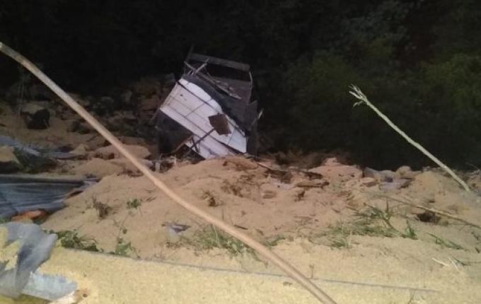 Caminhão carregado de arroz sai da pista e cai em ribanceira em Romelândia