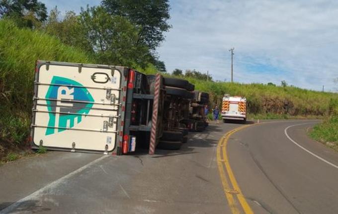 Motorista fica ferido após caminhão capotar na SC-161, em Romelândia